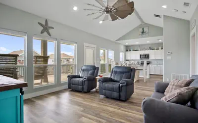 King Bed, Fireplace. Sleeps 8
