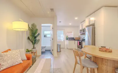 Modern 3BR near downtown with fenced backyard