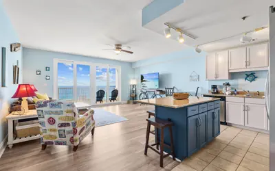 Spacious Ocean View Resort Condo  & 5 Pools