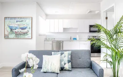 Spacious 1BR – Walk to City Centre + Free Parking