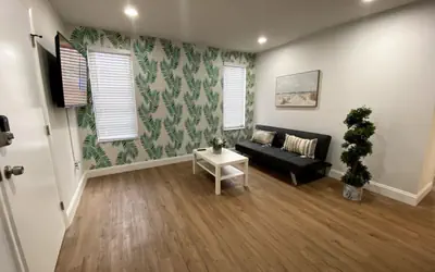 Renovated 2/1 apt w/ parking near Brickell Center
