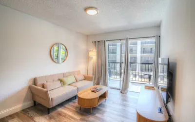 2 bed/2bath apt near beach w/pool & parking