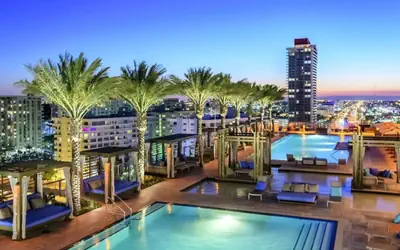 Lyfe 2-bedroom apartment over the beach great view
