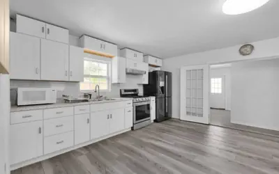 Beachfront Bliss: 5BR Home, 4 Mins to Ft Walton Beach!