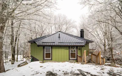 Little Green | AC, Fireplace, Walk to Beech Ski