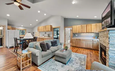 The Nest | Private Guest Suite Near DT Sisters