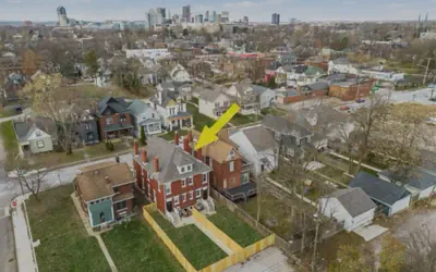 Hot tub | Downtown | Fenced Yard | Parking