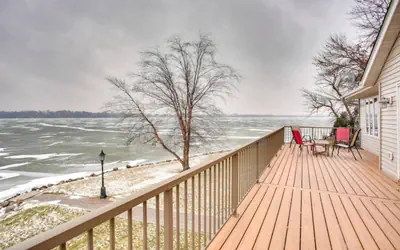 519) Massive 3 bedroom on the Lake!