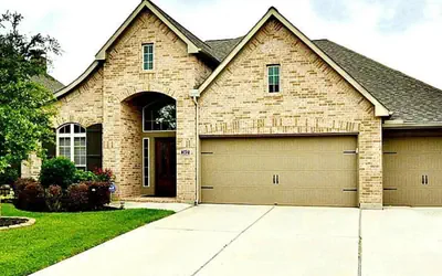 546) Massive 4 bedroom in great neighborhood!