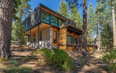 Pet-Friendly Eco-Friendly Truckee Container House w Hot-Tub