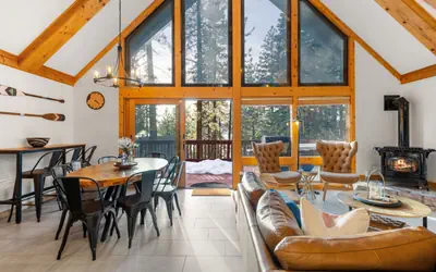 Deluxe Lakeview Cabin Hot-Tub