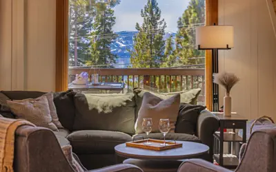 Spacious 5 BDR Lakeview Hot-Tub A+ Amenities Close to Slopes Town