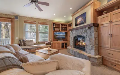 Ski-In/Ski-Out Top Floor Spacious Palisades Condo