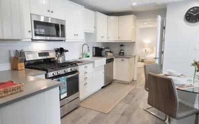 1BR *HOUSE* in GLENDALE with PRIVATE FENCED YARD (p55)