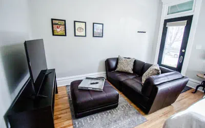 Village Retreat - Free Parking Available!