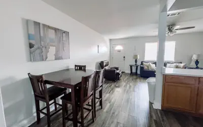 Cozy 1 bed condo with pool
