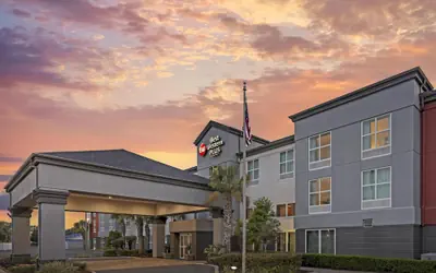 Best Western Plus Chain of Lakes Inn & Suites
