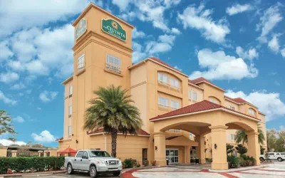 La Quinta Inn & Suites by Wyndham Houston Bush Intl Airpt E