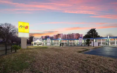 Super 8 by Wyndham Portsmouth - Norfolk