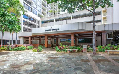 37th Floor Condo with Sweeping Ocean Views & Free parking!