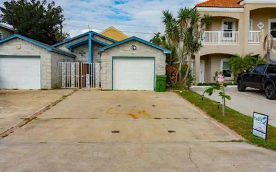 Ground Floor Duplex 1/2 block to Beach BBQ ok 2 Bedroom Home by RedAwning
