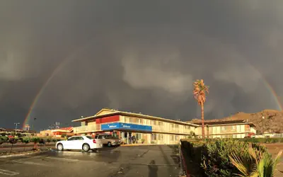 Hilltop Inn & Suites