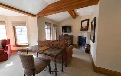 Deluxe King 1 Bedroom Hotel Room by RedAwning
