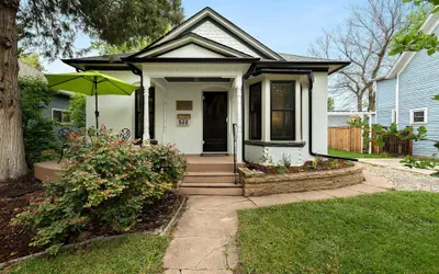 Lola House! Cozy Comfort, Prime Old Town Location