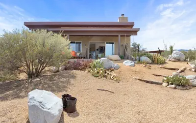 Jackalope Junction-pool, Hot Tub, Fire Pit, Bbq & Desert Views! 2 Bedroom Home by RedAwning