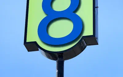 Hotel 8