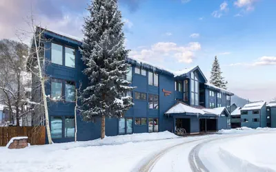 Hidden Gem, 4 Min To Lift 7 Garage, Hot Tub, Lux Kitchen, Big + Bright 4 Bedroom Condo by RedAwning