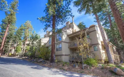 Forest View Townhouse 3 Bedroom Home by RedAwning