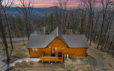 Above The Summit 5 Bedroom Cabin by RedAwning
