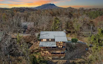 Big Bear Lodge 4 Bedroom Cabin by RedAwning