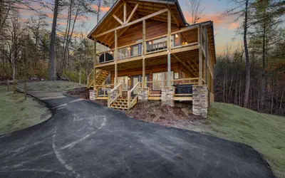 Hillside Hideaway 3 Bedroom Cabin by RedAwning