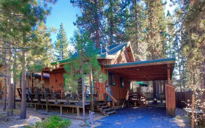 Sky Chalet 3 Bedroom Cabin by RedAwning