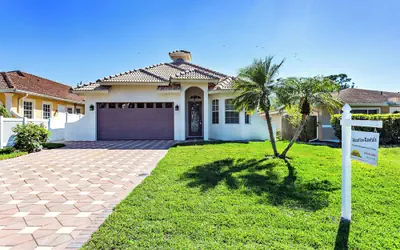 Imola: Newly Remodeled Pool Home Minutes from Vanderbilt Beach. Family-Friendly Retreat with 4 BR, 3.5 Bathrooms, and Private Screened Pool. Perfect Location Near Mercato and Naples Attractions