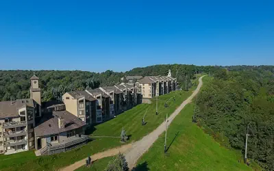 Seven Springs 3 BR Loft Condo, Walk to Slopes! by RedAwning