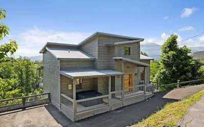 Grizzlies Den 4 Bedroom Cabin by RedAwning