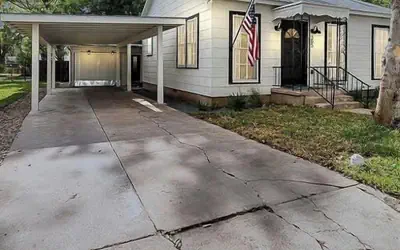 Southern Charm - Near Main With Hot Tub