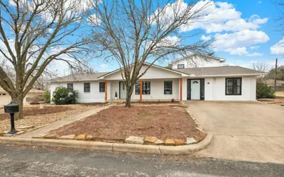 Huge Luxury Home With Hot Tub and Sauna - 2 mi to Dwntn