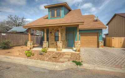 Luxury Modern Home With Hot tub Deck & Firepit!