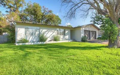 Stylish Home - Lrg Yard With Games Grill & Hot Tub