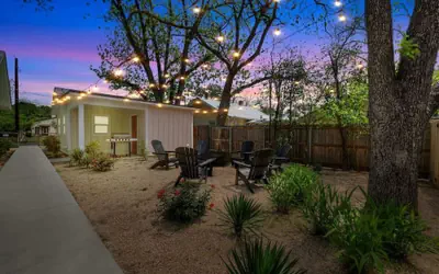 The Grove D With Hot Tub & King Beds - Walk to Main