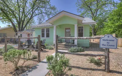 The Grove-a Charming Cottage - 2 Blks to Main St