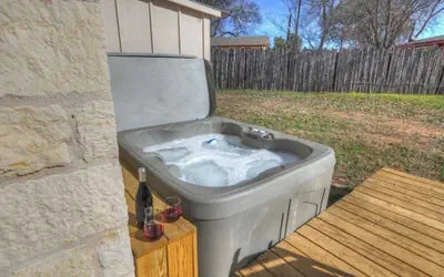 Waylons House-hot Tub Shared Party Barn With Games