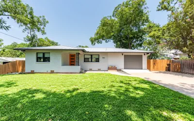 Zander Haus 3 Bedroom Home by RedAwning