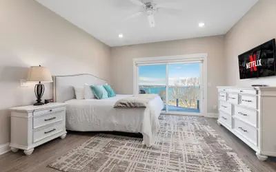 539 Bay St. Lake View Condo Unit 402W