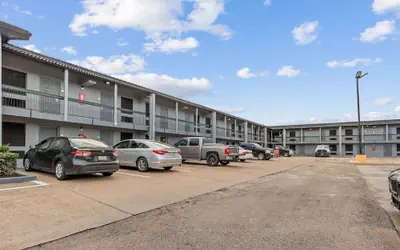 Days Inn & Suites by Wyndham Texas City-Galveston Area