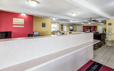 Econo Lodge Byron near Historic District - Warner Robins